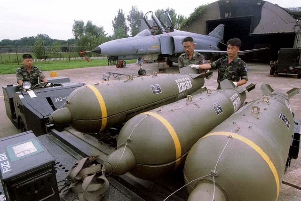 Bom chùm CBU-97 (do Mỹ sản xuất) của Không quân Hàn Quốc. Ảnh: Reuters