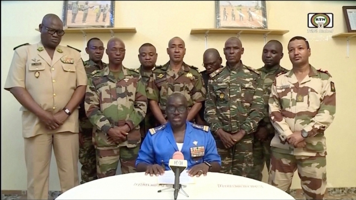 Nhóm binh sĩ Niger đọc thông báo trên truyền hình sau khi tiến hành đảo chính