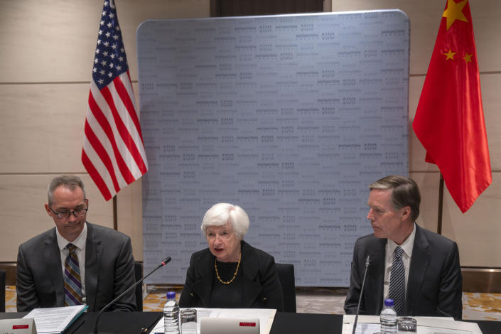 Bộ trưởng Tài chính Janet Yellen (ngồi giữa)