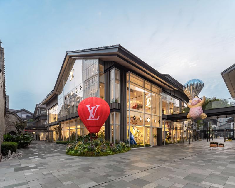 Hãng thời trang cao cấp của Pháp Louis Vuitton khai trương nhà hàng đầu tiên ở Trung Quốc vào cuối 2022, nằm liền kề với cửa hàng của thương hiệu tại khu phức hợp mua sắm Sino-Ocean Taikoo Li ở Thành Đô
