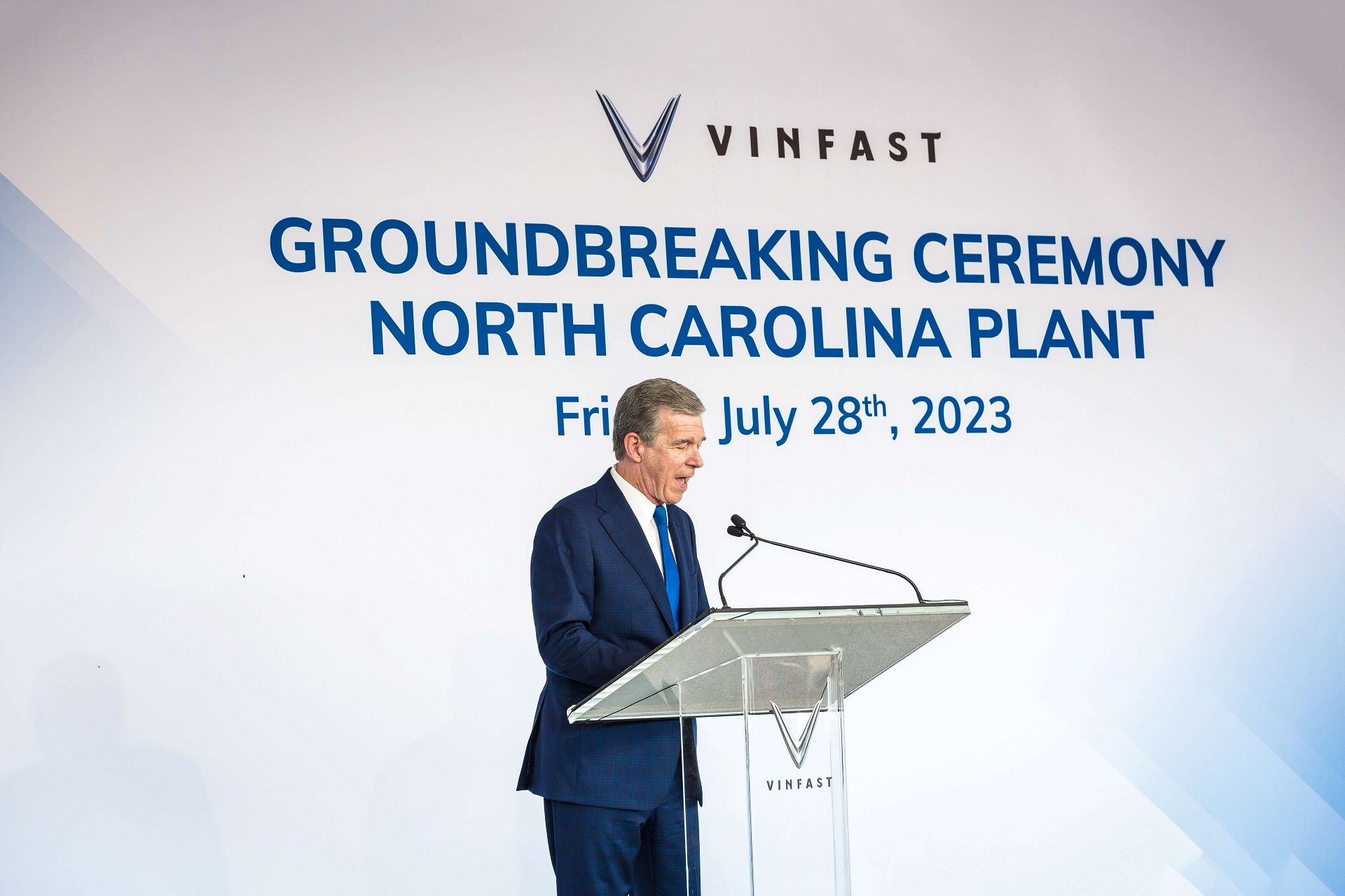 Thống đốc tiểu bang Bắc Carolina Roy Cooper phát biểu tại lễ khởi công nhà máy VinFast.