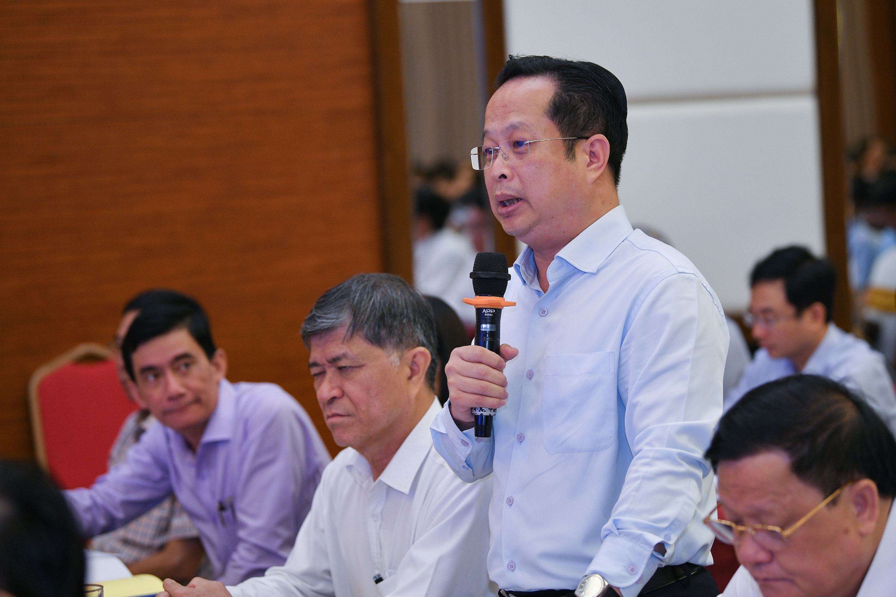 Giám đốc Sở GDĐT Hà Nội Trần Thế Cương thảo luận tại Hội nghị