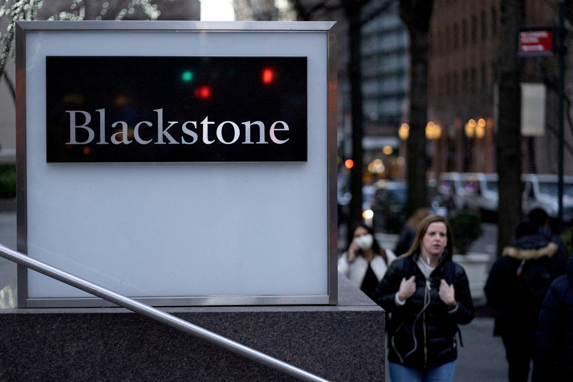 Công ty Blackstone được thành lập từ năm 1985 bởi ông Peter Peterson và Stephen Schwarzman. Ảnh: Reuters.