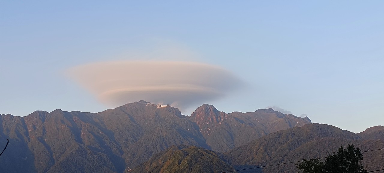 Hình ảnh đám mây trên đỉnh Fansipan giống như một chiếc đĩa bay.