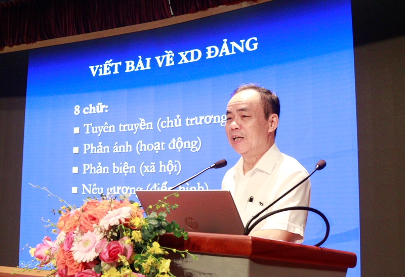 Đồng chí Trần Bá Dung, nguyên Trưởng Ban Nghiệp vụ, Hội Nhà báo Việt Nam chia sẻ kinh nghiệm sáng tạo tác phẩm của các tác giả, nhóm tác giả đoạt giải cao Giải báo chí toàn quốc về xây dựng Đảng.