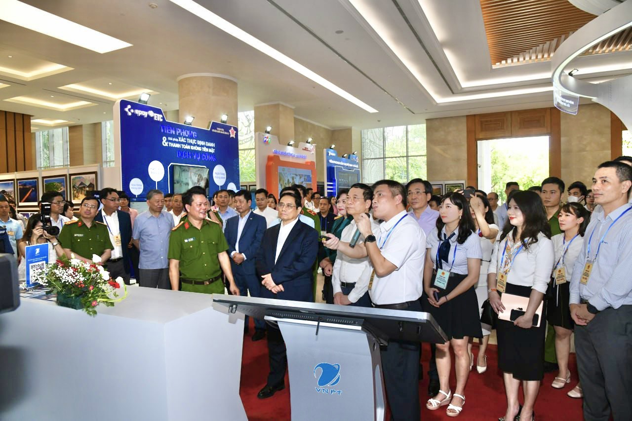Ông Ngô Diên Hy - Phó Tổng Giám đốc Tập đoàn VNPT giới thiệu với Thủ tướng Phạm Minh Chính hệ sinh thái của VNPT