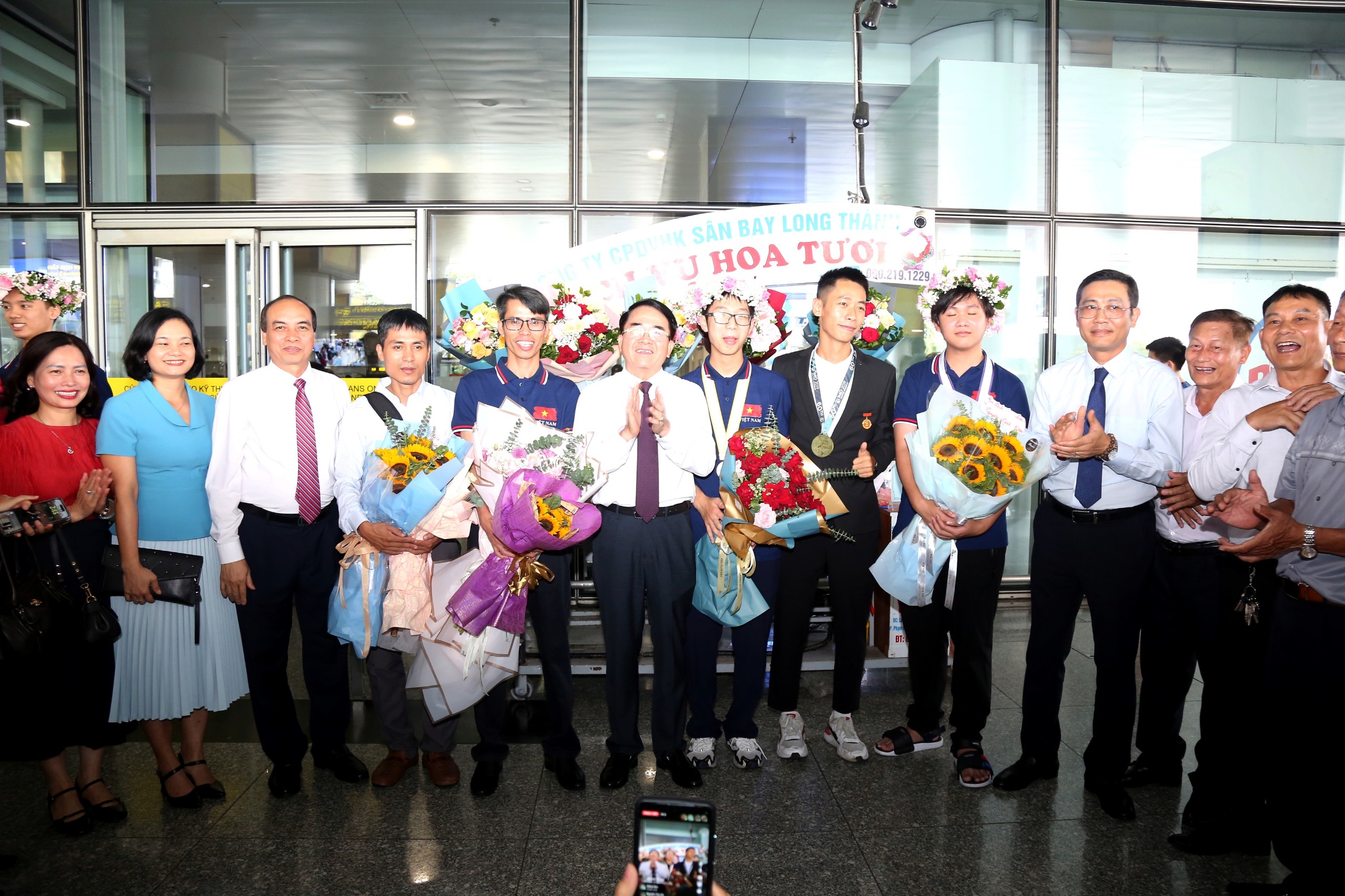 Các đồng chí lãnh đạo thành phố, lãnh đạo Sở GD&ĐT đón đoàn tại sân bay Nội Bài (Ảnh: Sở Giáo dục Hải Phòng)