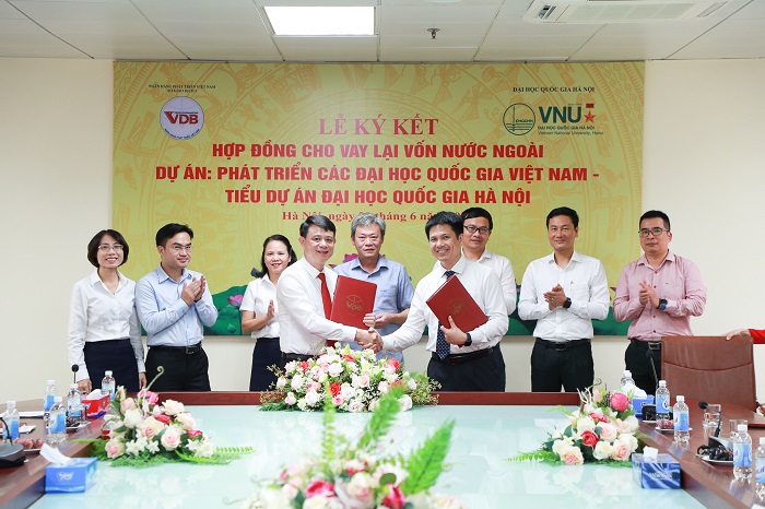 Phó Giám đốc ĐHQGHN Nguyễn Hiệu và Giám đốc Sở giao dịch I Ngân hàng Phát triển Việt Nam Lê Văn Nam ký kết Hợp đồng