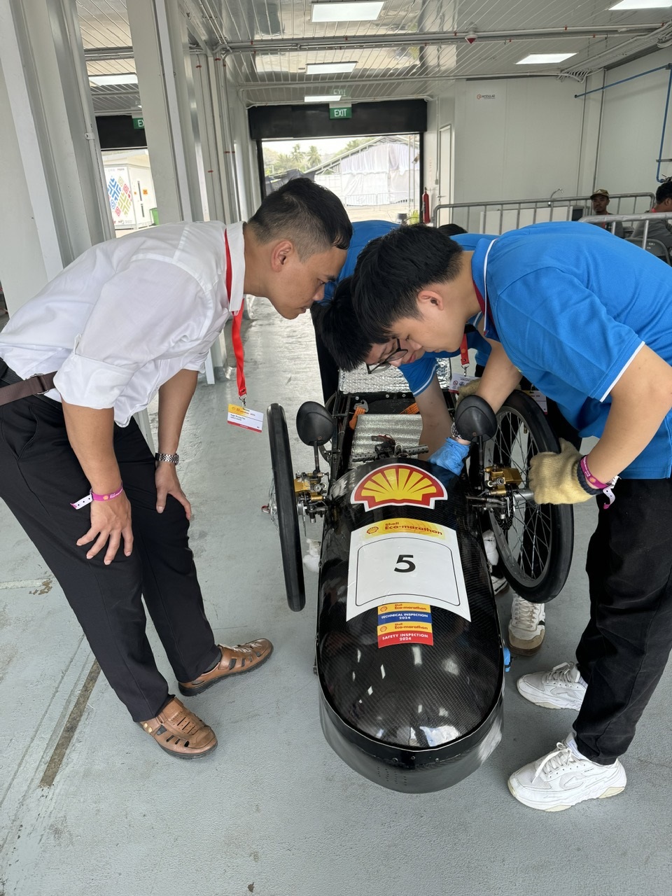 Đội Đại học Công nghiệp HN tiếp tục hoàn thiện xe tại ga-ra của đội tại Mandalika Circuit