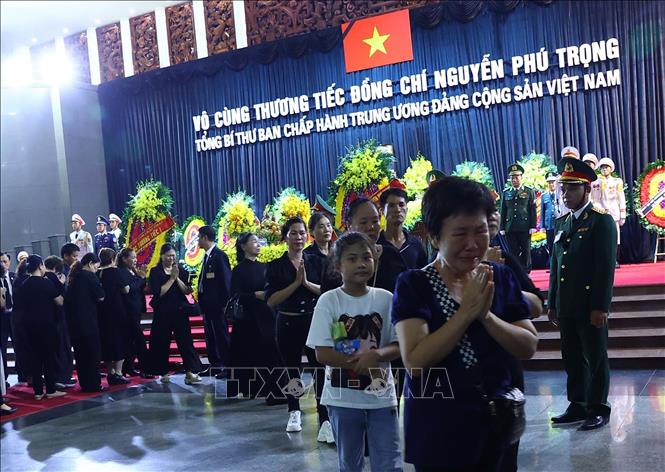 Người dân nghẹn ngào xúc động khi vào viếng Tổng Bí thư Nguyễn Phú Trọng. Ảnh: TTXVN