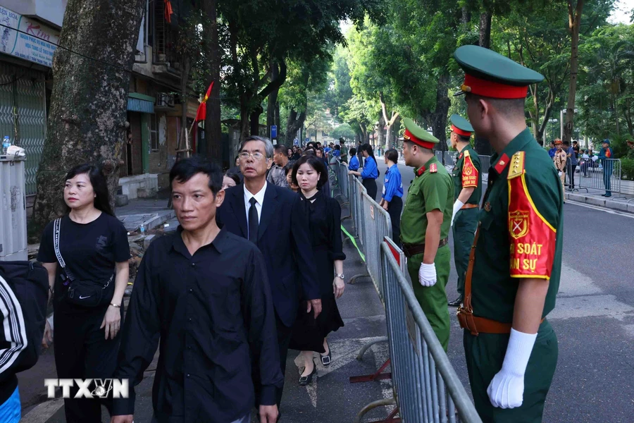 Dòng người xếp hàng đợi viếng Tổng Bí thư Nguyễn Phú Trọng