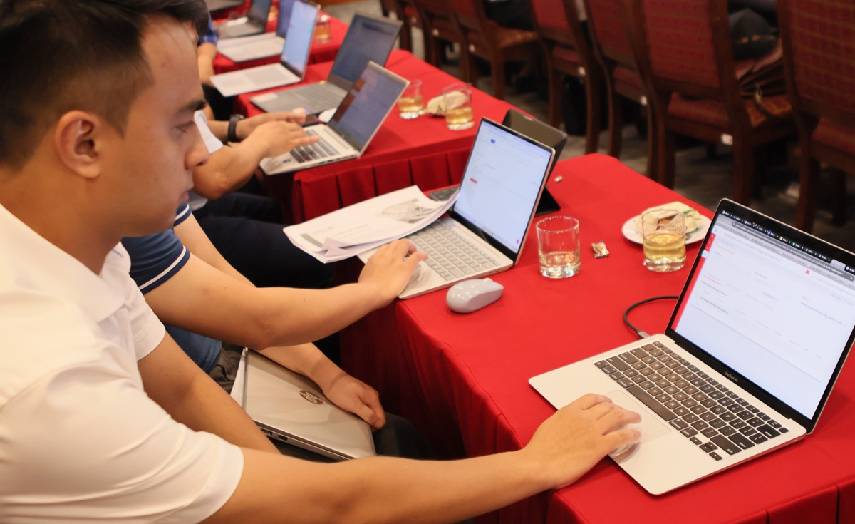 Các đại biểu dự tập huấn tham gia thử nghiệm báo cáo trực tuyến tại Hội nghị tập huấn