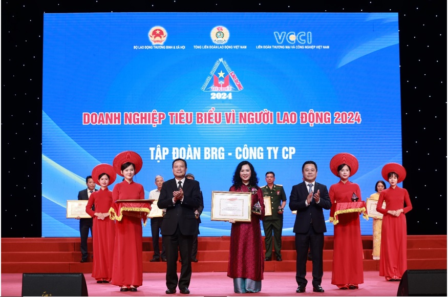 Đại diện Tập đoàn BRG nhận bằng khen của Bộ Lao Động Thương Binh và Xã hội tại Lễ vinh danh Doanh nghiệp tiêu biểu vì Người lao động năm 2024.