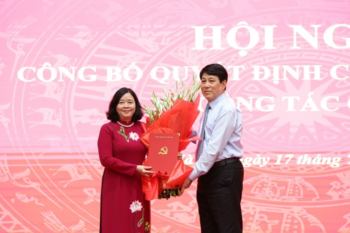 Thường trực Ban Bí thư Lương Cường trao quyết định, tặng hoa chúc mừng đồng chí Bùi Thị Minh Hoài
