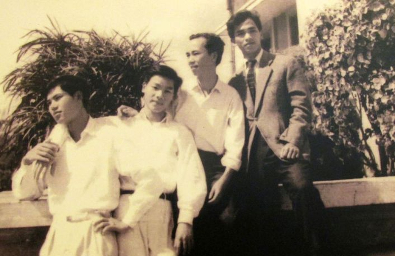 Tổng Bí thư, Chủ tịch nước Nguyễn Phú Trọng là cựu sinh viên Khoa Ngữ Văn, khóa 8, Trường Đại học Tổng hợp Hà Nội (người đứng thứ hai từ trái sang, chụp tháng 2/1965 ở ký túc xá Mễ Trì, Hà Nội)