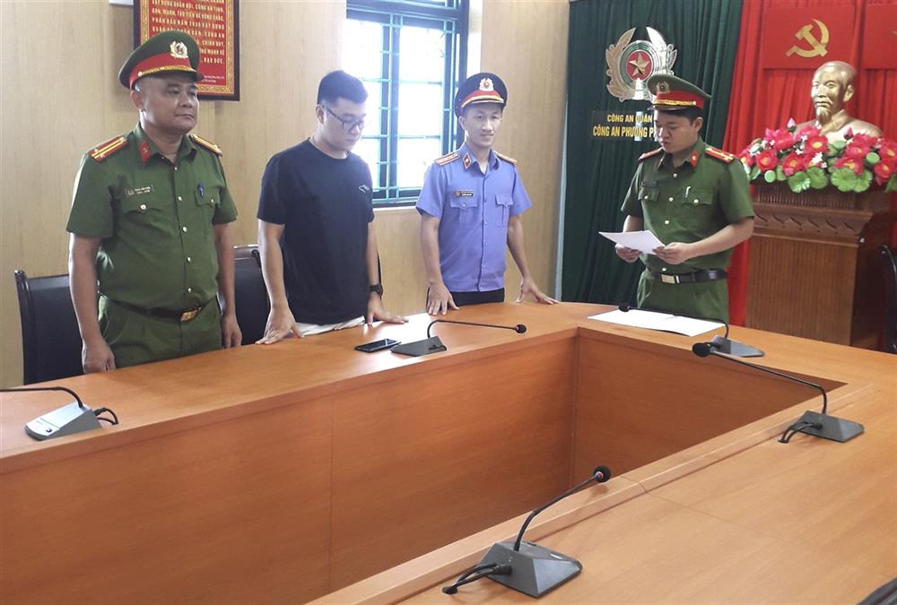 Tống đạt quyết định khởi tố vụ án, khởi tố bị can đối với Nguyễn Văn Tuyên.