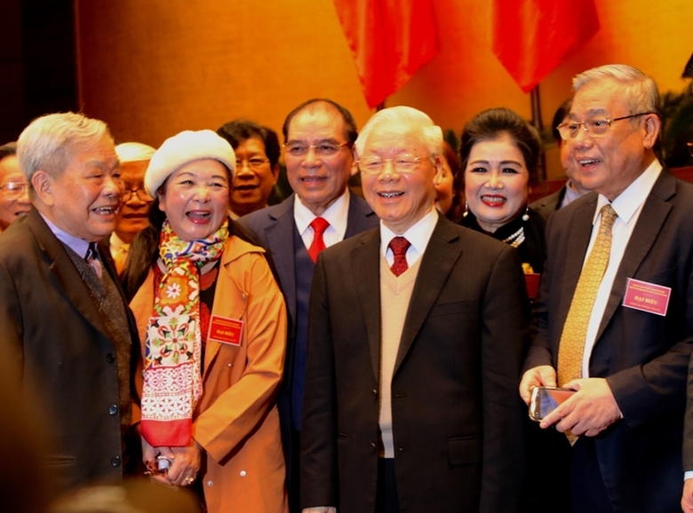 Tổng Bí thư Nguyễn Phú Trọng gặp gỡ và trò chuyện với các đại biểu tham dự Hội nghị Văn hóa toàn quốc, tháng 11/2021.