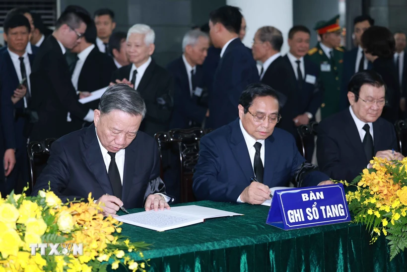 Chủ tịch nước Tô Lâm và Thủ tướng Phạm Minh Chính ghi sổ tang. (Ảnh: TTXVN)