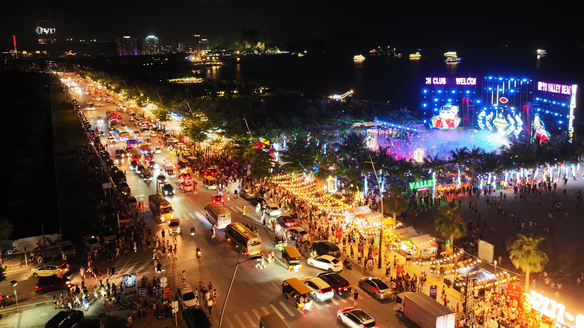 VuiFest Ha Long đón hàng vạn du khách trong ngày khai trương tối 29/6.