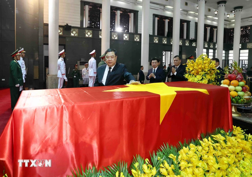 Đoàn tỉnh Nam Định viếng Tổng Bí thư Nguyễn Phú Trọng