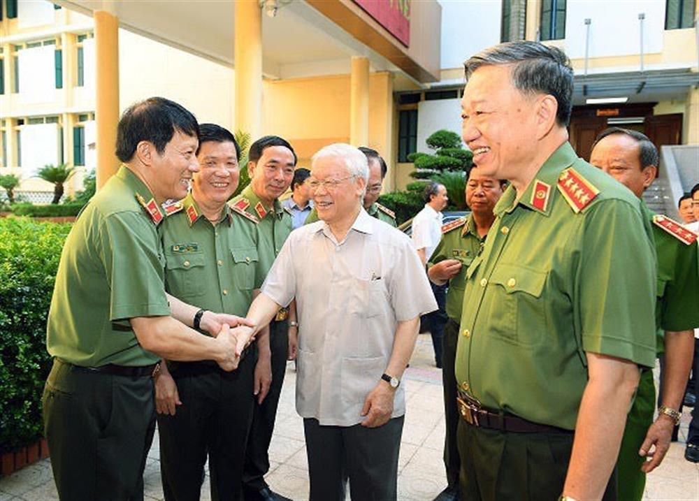 Tổng Bí thư Nguyễn Phú Trọng với các đồng chí trong Đảng ủy Công an Trung ương tại Hội nghị Đảng ủy Công an Trung ương 6 tháng đầu năm 2020.