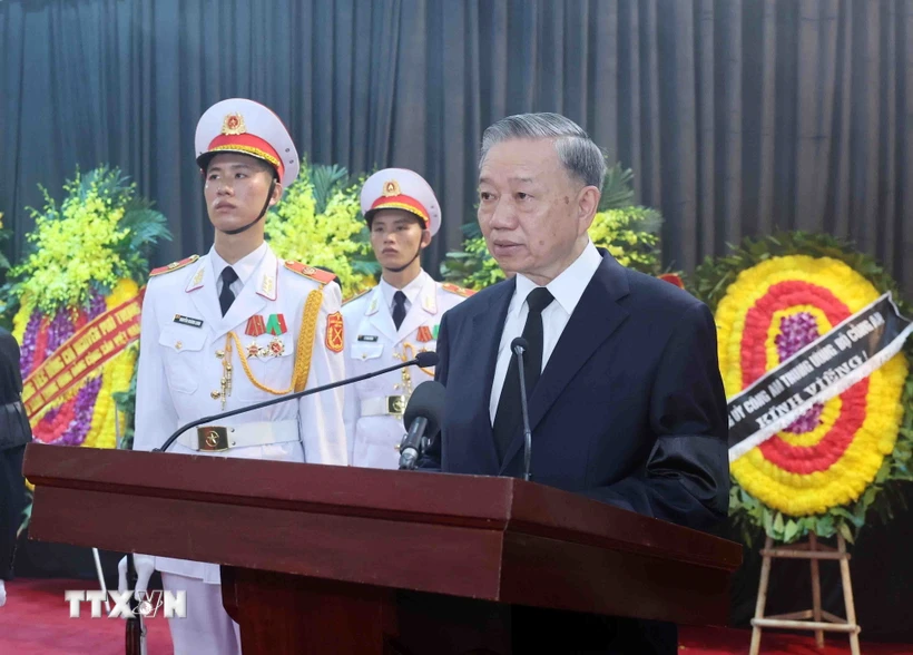 Đồng chí Tô Lâm, Ủy viên Bộ Chính trị, Chủ tịch nước, Trưởng Ban Lễ tang đọc Lời điếu. (Ảnh: TTXVN)