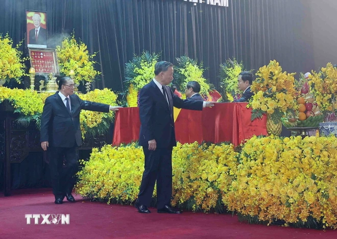 Chủ tịch nước Tô Lâm và các đại biểu đi quanh linh cữu lần cuối, tiễn biệt Tổng Bí thư Nguyễn Phú Trọng. (Ảnh: TTXVN)