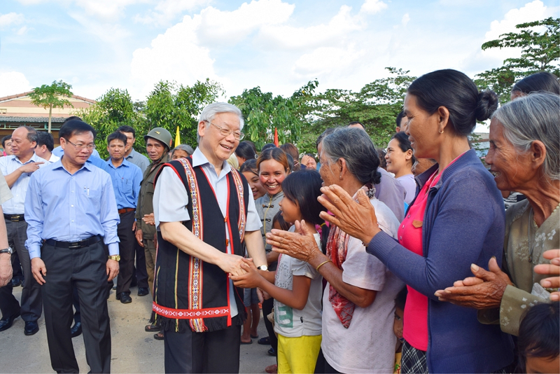 Tổng Bí thư Nguyễn Phú Trọng với Nhân dân làng Kon Rờ Bàng, xã Vinh Quang (thành phố Kon Tum, tỉnh Kon Tum)