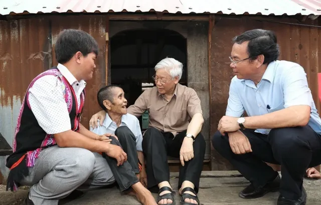 ổng Bí thư Nguyễn Phú Trọng thăm gia đình thương binh Đinh Phi, hộ gia đình chính sách có hoàn cảnh đặc biệt khó khăn ở làng Tung Ke 2, xã Ayun, huyện Chư Sê, tỉnh Gia Lai, chiều 12/4/2017.