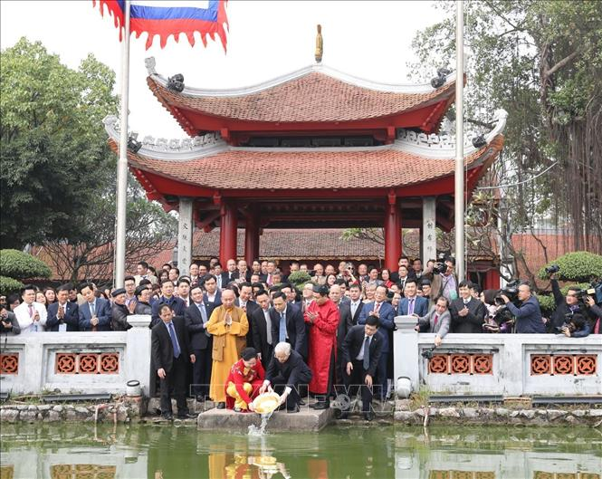 Tổng Bí thư, Chủ tịch nước Nguyễn Phú Trọng và Phu nhân cùng đông đảo kiều bào đã thực hiện nghi thức thả cá chép tại Hồ Gươm năm 2019 - Ảnh: TTXVN