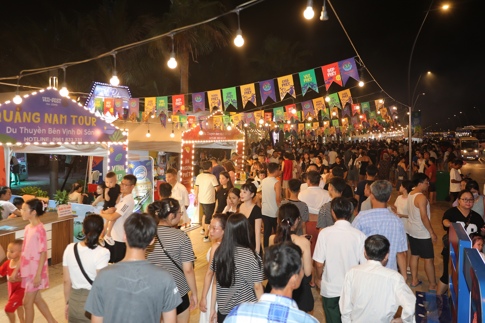 VuiFest Ha Long với mô hình chợ đêm bên biển thu hút hàng vạn du khách trong ngày đầu khai trương 29/6