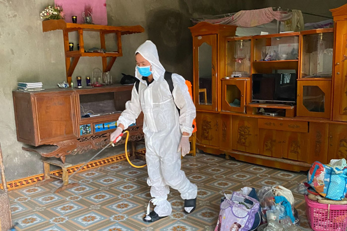 Lực lượng chức năng huyện Bảo Yên (Lào Cai) xịt khử khuẩn, phòng chống bệnh truyền nhiễm. Ảnh: Đơn vị cung cấp