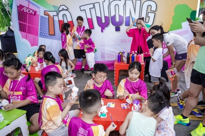Khu vực trò chơi văn hóa Việt Nam - Nhật Bản thu hút đông đảo các em nhỏ bởi những trò chơi dân gian độc đáo và hấp dẫn.
