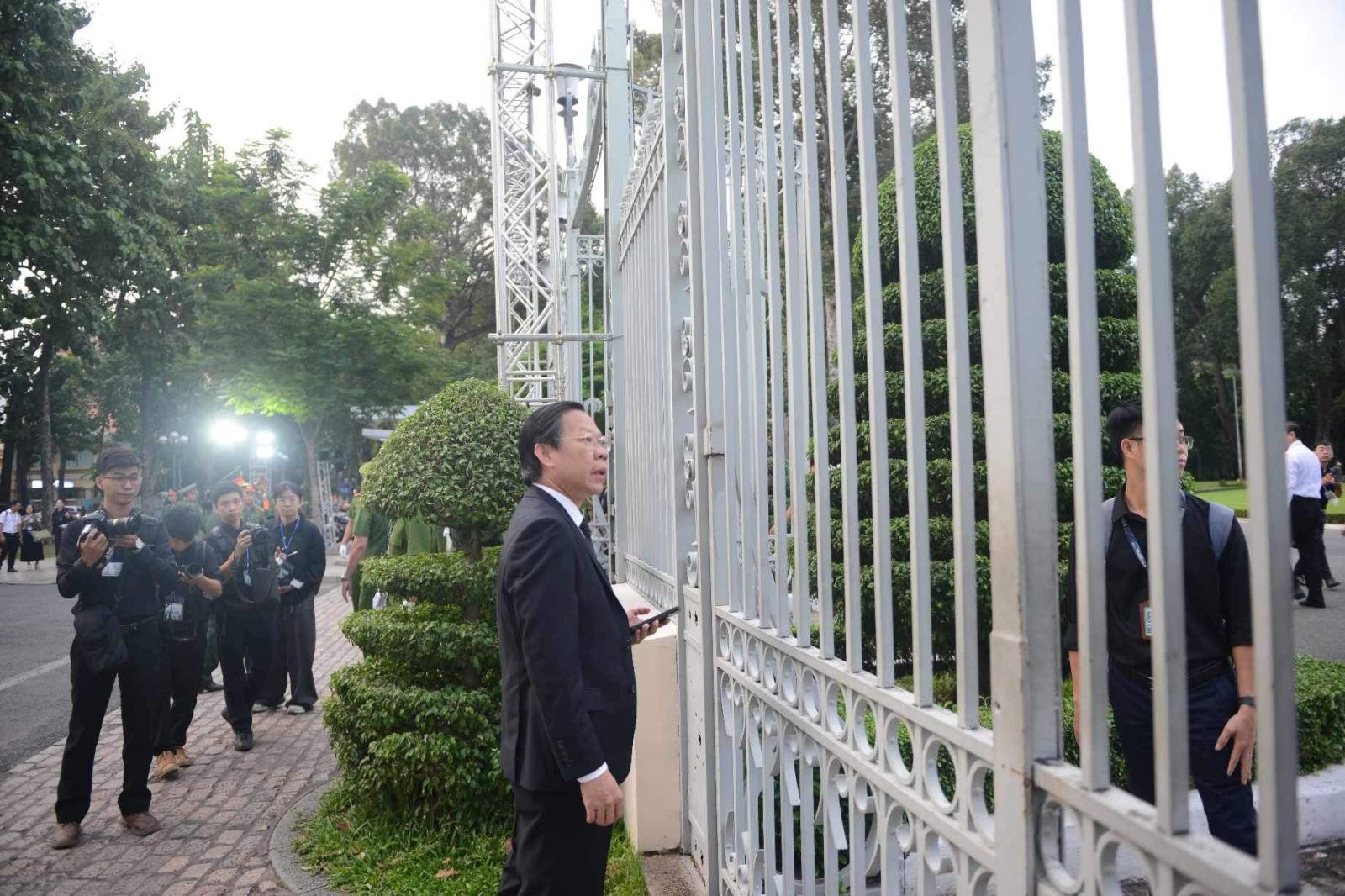 Ông Phan Văn Mãi, Chủ tịch UBND TP Hồ Chí Minh cũng đến sớm để kiểm tra tình hình trước khi Lễ viếng Tổng Bí thư diễn ra. 