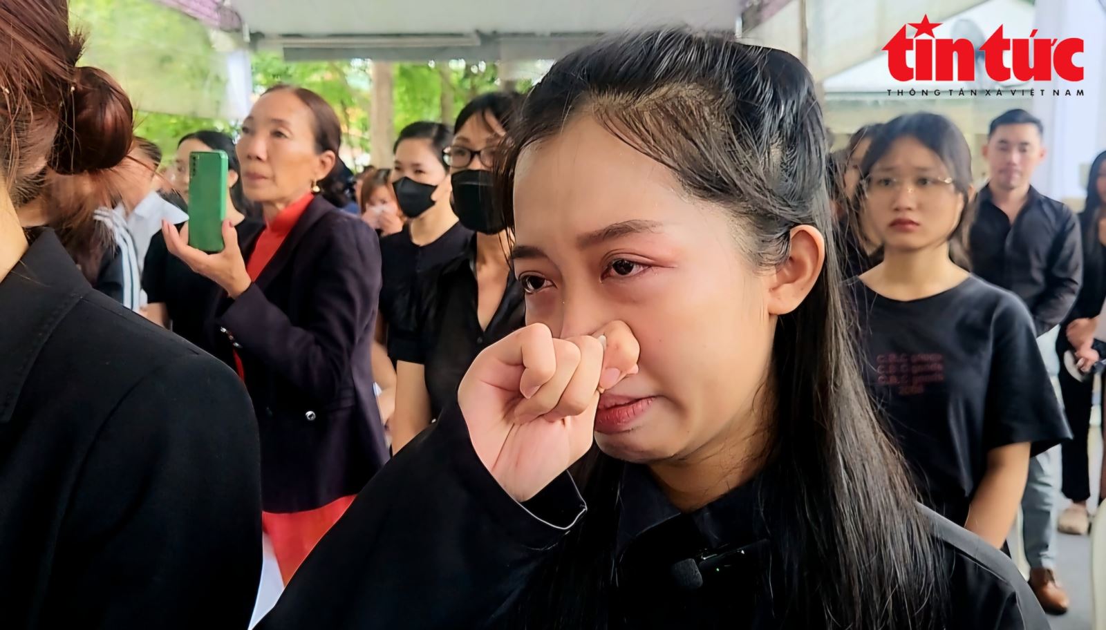 Bạn Lê Tường Nghi, ngụ Quận 7, TP Hồ Chí Minh, rơi nước mắt khi xem Lễ truy điệu.