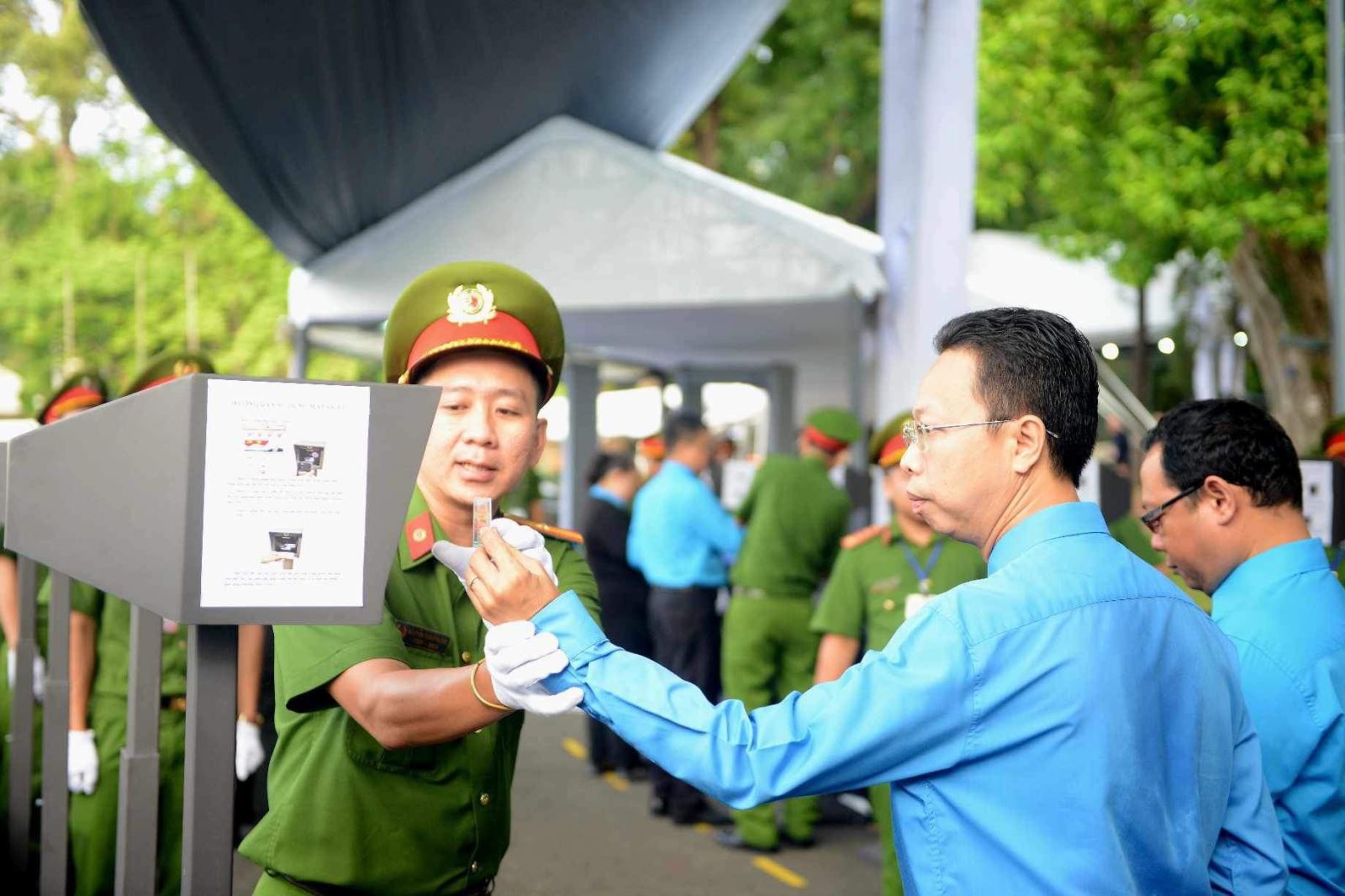Ông Nguyễn Thành Đô, Trưởng Ban chính sách - pháp luật của Liên đoàn Lao động TP Hồ Chí Minh thực hiện quét kiểm tra an ninh trước khi vào viếng cùng đoàn Liên đoàn Lao động TP Hồ Chí Minh.