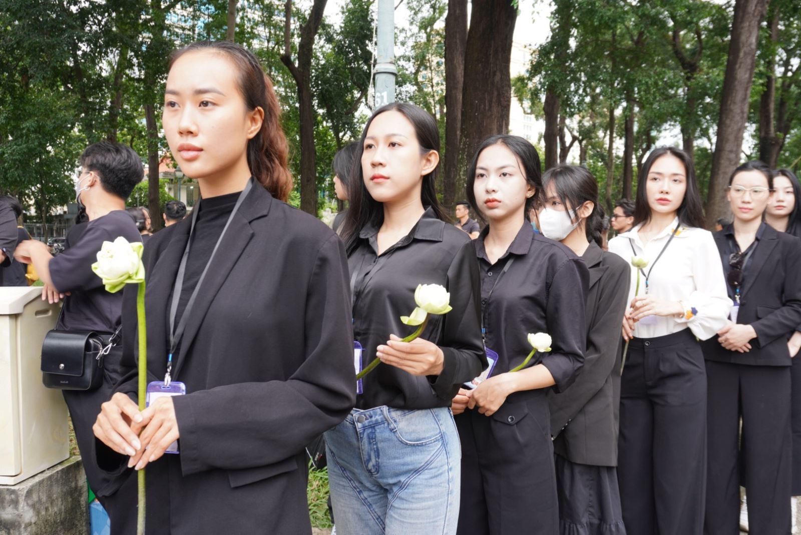 Nhiều bạn trẻ mặc áo trắng mang theo bông hoa sen trắng khi đến Hội trường Thống Nhất để bày tỏ niềm tiếc thương Tổng Bí thư Nguyễn Phú Trọng