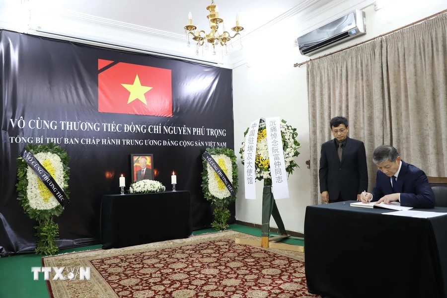 Đại sứ Trung Quốc tại Cairo Liêu Lực Cường ghi sổ tang Tổng Bí thư Nguyễn Phú Trọng. (Ảnh: Nguyễn Trường/TTXVN)