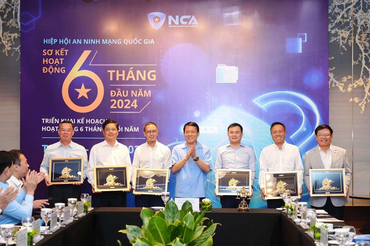 Thượng tướng Lương Tam Quang, Bộ trưởng Bộ Công an, Chủ tịch Hiệp hội An ninh mạng Quốc gia tặng quà lưu niệm tới các doanh nghiệp đã đồng hành cùng Hiệp hội trong suốt thời gian qua.