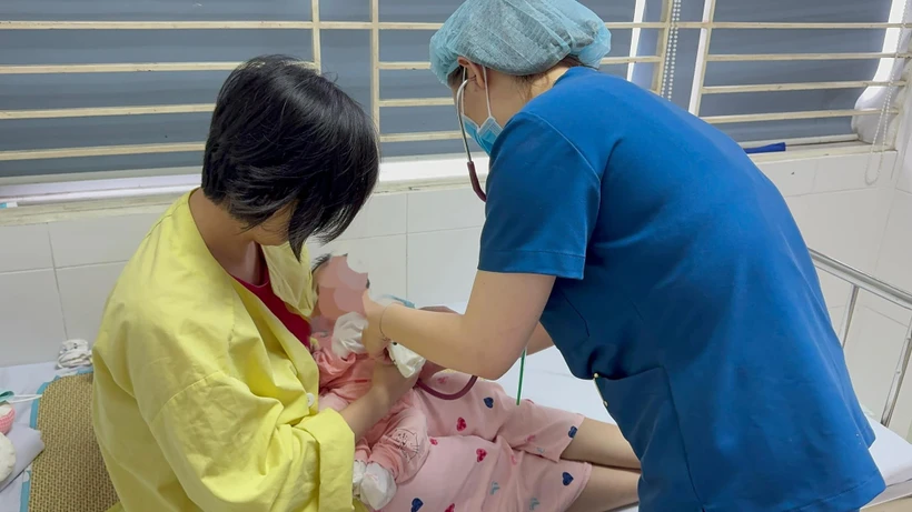Bác sĩ theo dõi sức khỏe cho một trẻ sơ sinh mắc thủy đậu