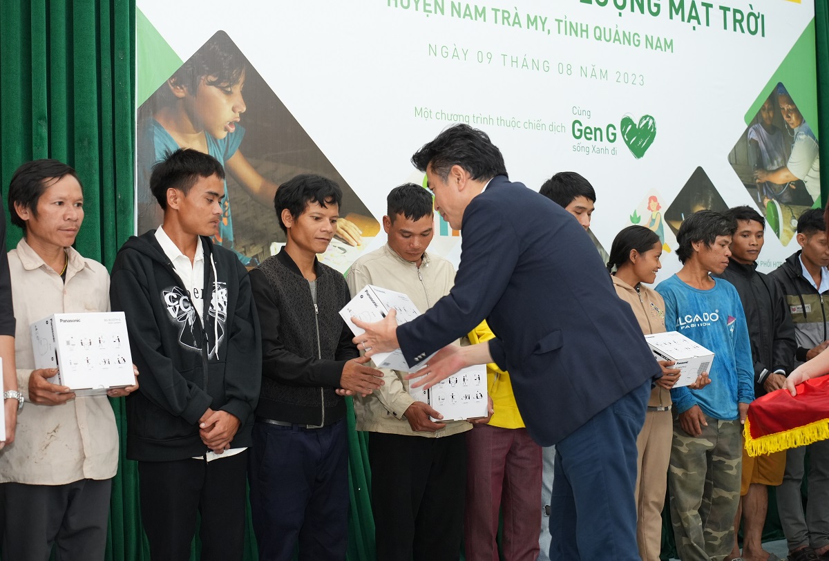  TGĐ Panasonic Việt Nam trao tặng đèn cho các hộ dân đại diện