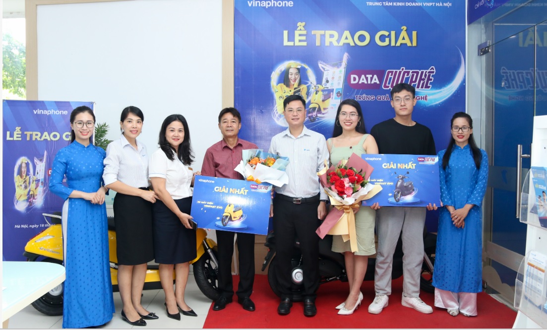 CBCNV Trung tâm Kinh doanh VNPT Hà Nội chụp hình kỷ niệm với khách hàng tại Lễ trao thưởng