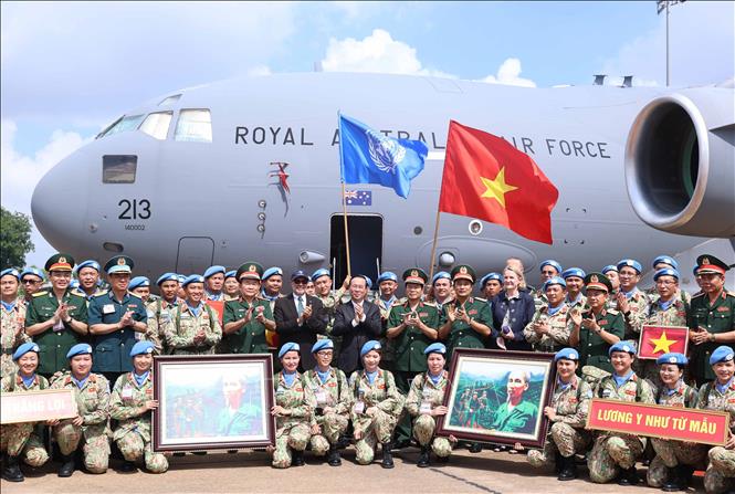 Chủ tịch nước Võ Văn Thưởng với các lực lượng lên đường thực hiện nhiệm vụ gìn giữ hòa bình Liên hợp quốc tại Nam Sudan, sáng 29/6. Ảnh: Thống Nhất/TTXVN