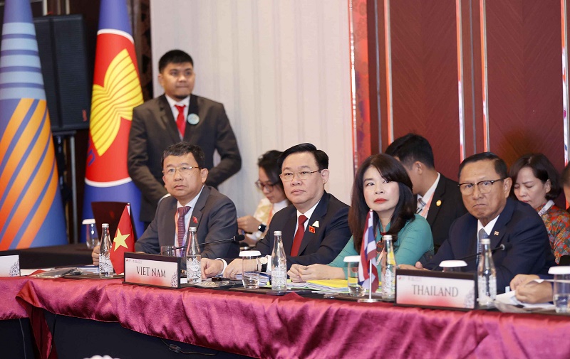 Chủ tịch Quốc hội Vương Đình Huệ và thành viên Đoàn đại biểu Việt Nam dự phiên họp