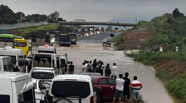 Cao tốc Phan Thiết - Dầu Giây tê liệt kéo dài do bị ngập nước. Ảnh: Thanh Niên