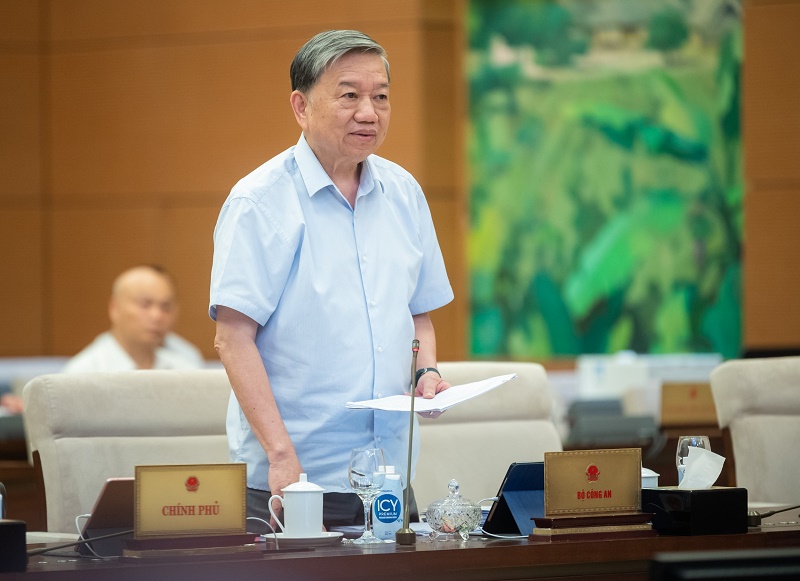 Bộ trưởng Bộ Công an Tô Lâm trình bày tờ trình dự thảo Nghị quyết