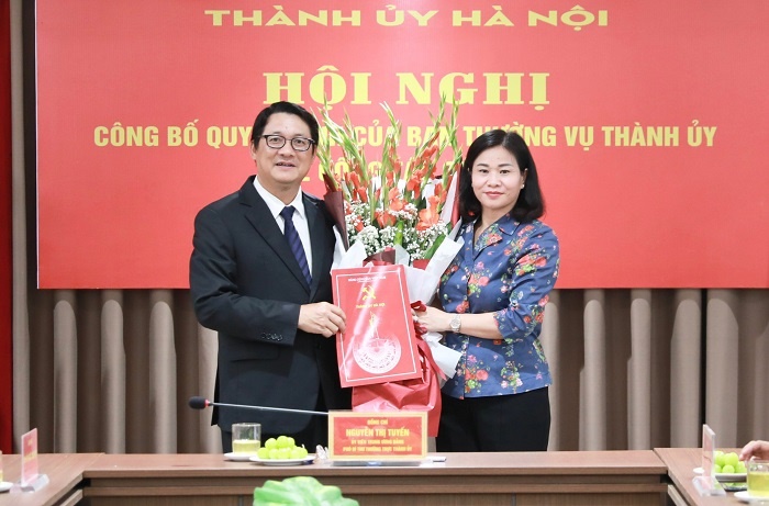 Phó Bí thư Thường trực Thành ủy Nguyễn Thị Tuyến trao quyết định, tặng hoa chúc mừng đồng chí Vũ Hà, tại Thành ủy Hà Nội