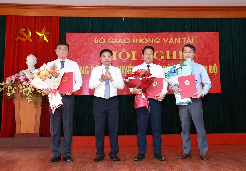 Bộ trưởng Nguyễn Văn Thắng trao các Quyết định điều động, bổ nhiệm, luân chuyển
nhiều lãnh đạo các cơ quan thuộc Bộ