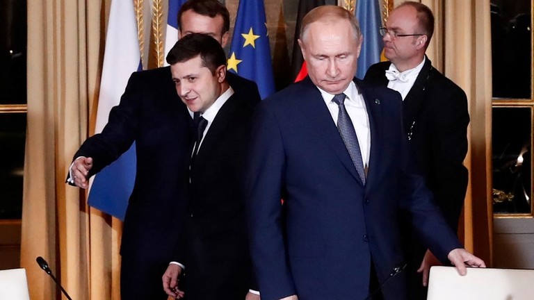 Tổng thống Zelensky (bên trái) và Tổng thống Putin