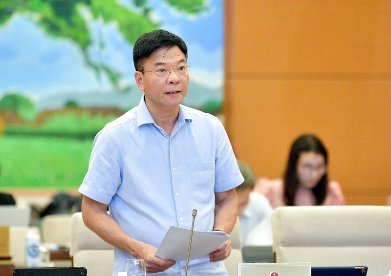 Bộ trưởng Bộ Tư pháp Lê Thành Long trình bày tại phiên họp
